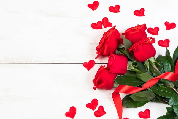 Tarjeta Felicitación San Valentín Rosas Rojas Corazones Sobre Fondo Blanco — Foto de Stock