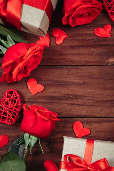 红玫瑰 深色木制背景 情人节明信片的概念 — 图库照片