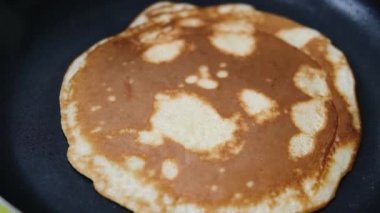 Krep pişiriyorum. Aşçı tavada ince bir krep çevirir. Mardi Gras ve Shrove Salısı için geleneksel ziyafet yemekleri.