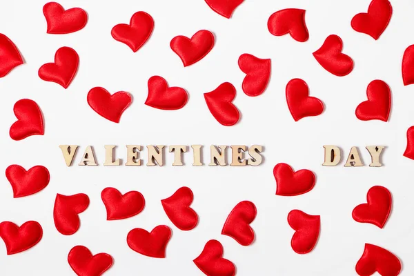 赤い心と白の背景にバレンタインデーの碑文 恋人の休日のコンセプト グリーティングカード — ストック写真
