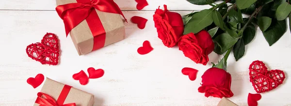 Подарочные Коробки Бумаге Красной Лентой Эко Стиль День Святого Валентина — стоковое фото