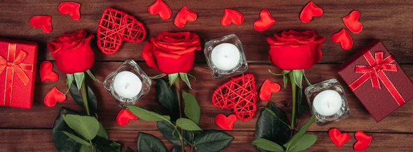 Cajas Regalo Papel Artesanal Rosas Rojas Sobre Fondo Madera Día —  Fotos de Stock