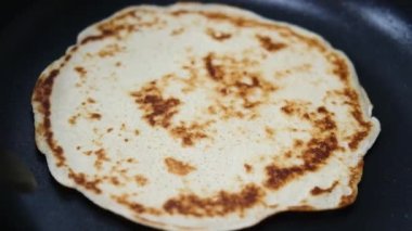 Krep pişiriyorum. Aşçı tavada ince bir krep çevirir. Mardi Gras ve Shrove Salısı için geleneksel yemek.