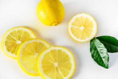 Beyaz arka planda olgun sarı limon. Sağlıklı beslenme için antioksidan. Citrus meyvesi yüksek C vitamini..