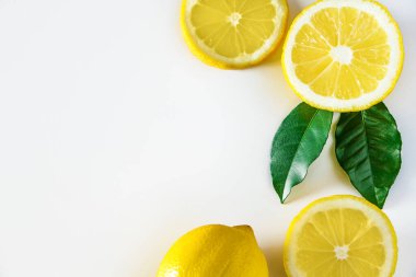 Beyaz arka planda olgun sarı limon. Sağlıklı beslenme için antioksidan. Citrus meyvesi yüksek C vitamini..