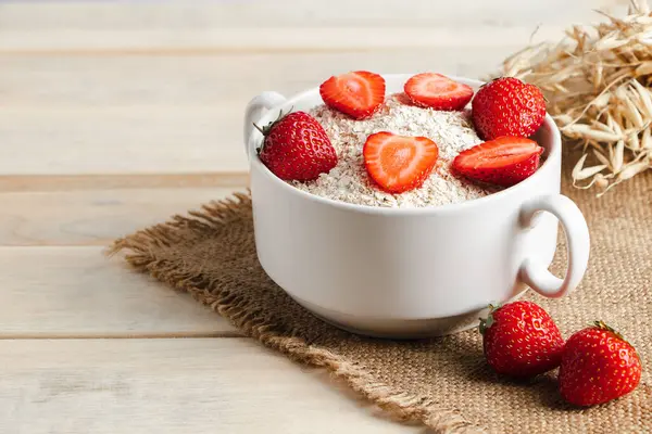 Hafermüsli Und Frische Erdbeeren Auf Holzuntergrund Gesundes Rustikales Frühstück Schüssel — Stockfoto