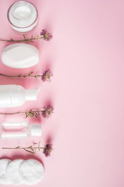 Pembe arka planda kozmetik ürünler. Spa aksesuarları, vücut bakımı. Refah kavramı.