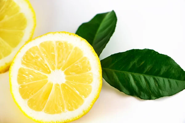 Свіжі соковиті скибочки лимона на білому тлі. Цитрусові фрукти високого вмісту вітаміну С . — стокове фото