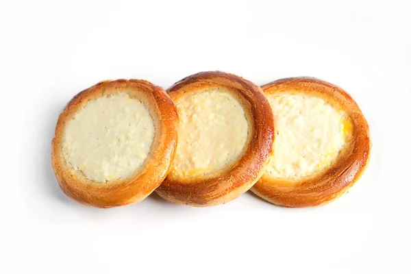 用白色背景隔离的带奶酪的小面包 自制芝士蛋糕 无麸质糕点 俄罗斯或乌克兰传统甜食 — 图库照片