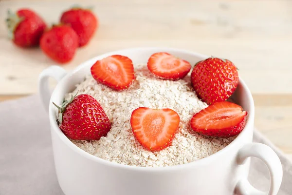 Haferflocken Mit Erdbeeren Schale Auf Holzgrund Gesundes Frühstück Konzept Der — Stockfoto