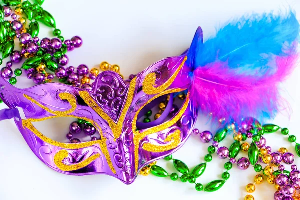 Máscara Carnaval Púrpura Con Plumas Cuentas Colores Cerca Mardi Gras — Foto de Stock