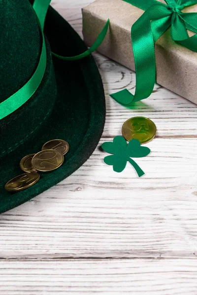 Cappello Leprecauno Monete Oro Trifoglio Trifoglio Regalo Con Nastro Verde — Foto Stock