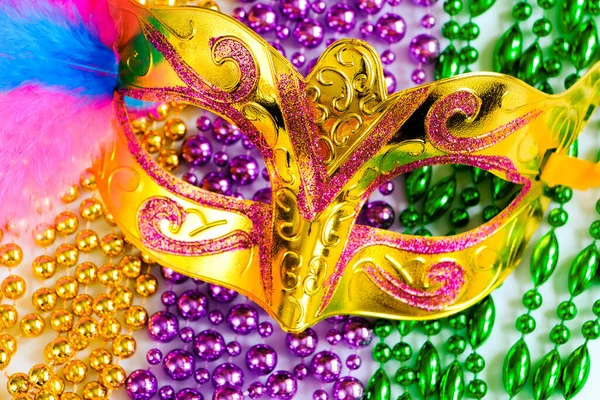 Zlatá Karnevalová Maska Barevné Korálky Zblízka Mardi Gras Nebo Symbol Stock Obrázky