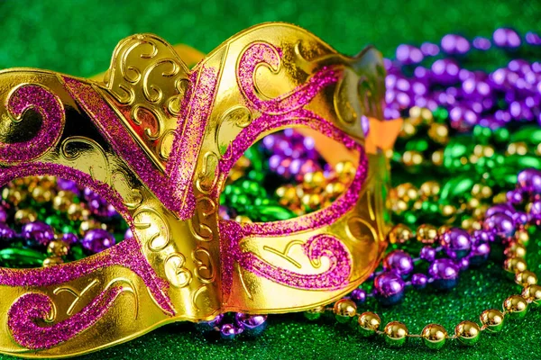 Maschera Carnevale Perline Colorate Sfondo Verde Lucido Concetto Martedi Grasso — Foto Stock