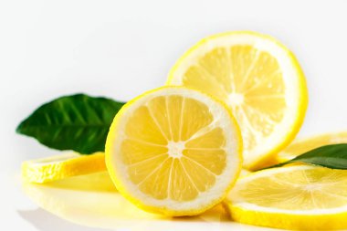 Beyaz arka planda taze limon dilimleri. Sağlıklı beslenme için yüksek C vitamini antioksidan içeren turunçgiller..