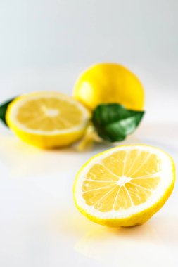 Beyaz arka planda olgun sarı limon. Sağlıklı beslenme için antioksidan. Citrus meyvesi yüksek C vitamini..