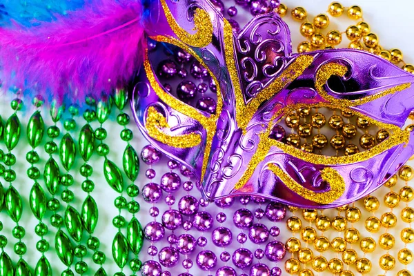 Пурпурная Карнавальная Маска Перьями Красочными Бусами Крупным Планом Марди Гра — стоковое фото