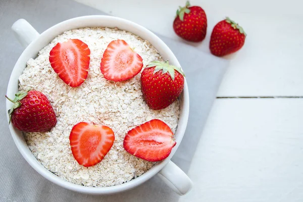 Hafermüsli Und Frische Erdbeeren Auf Holzuntergrund Gesundes Frühstück Schüssel Haferflocken — Stockfoto