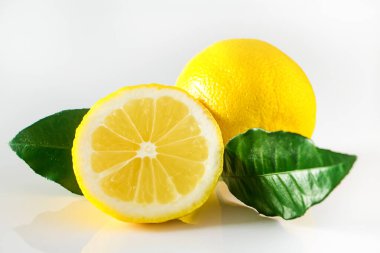 Beyaz arka planda olgun sarı limon. Sağlıklı beslenme için antioksidan. Citrus meyvesi yüksek C vitamini..