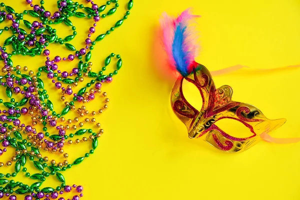Багатокольорові Намистинки Карнавальна Маска Жовтому Тлі Концепція Марді Ґра Символ — стокове фото