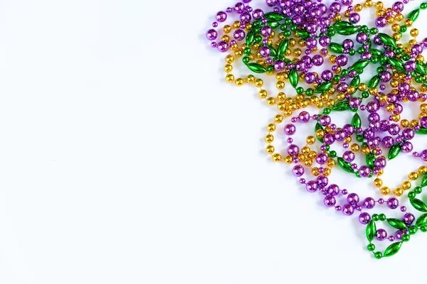 Mardi Gras Achtergrond Meerkleurige Kralen Witte Achtergrond Dikke Dinsdag Symbool — Stockfoto