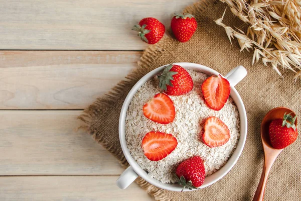 Muesli Owsiane Świeże Truskawki Drewnianym Tle Zdrowe Wiejskie Śniadanie Miska — Zdjęcie stockowe