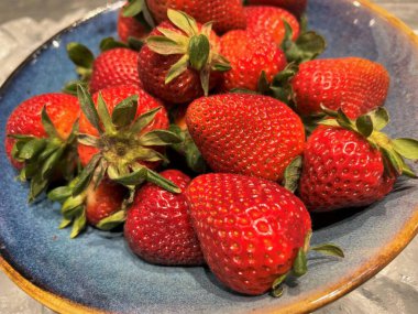 Tabakta taze çilekler var.