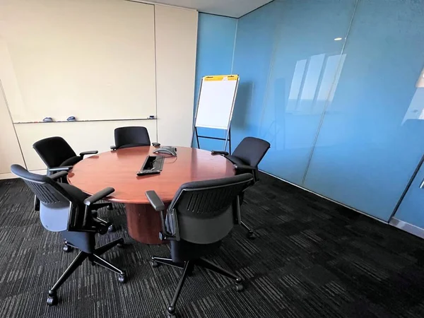 右侧有复制空间的空白会议室 — 图库照片