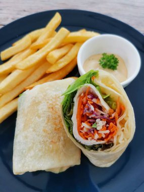 Kızarmış börek ve patates kızartması.