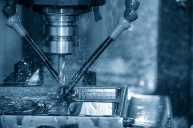 CNC değirmen makinesi, küf parçalarını yağ soğutma metoduyla kesiyor. CNC makine merkezi tarafından üretilen kalıp ve ölüm süreci.