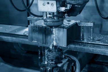 Kablo EDM makinesi küf parçalarını kesiyor. Zar atma işlemi CNC programı tarafından kablo kesme makine kontrolü ile kesme işlemi.