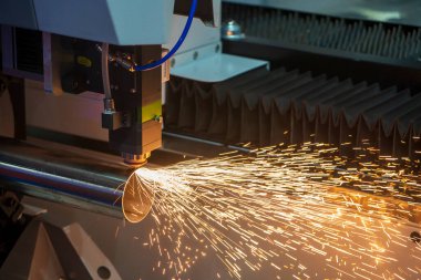 Fiber lazer kesme makinesi CNC programının paslanmaz çelik tüp kontrolünü kesiyor. Lazer kesme makinesiyle çalışan metal levha, paslanmaz çelik boru parçalarını oyuyor..