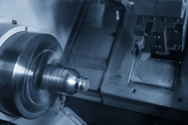 CNC torna makinesi metal şaft parçalarını kesiyor. CNC dönüşüm makinesinin yüksek teknolojili metal işlemesi .