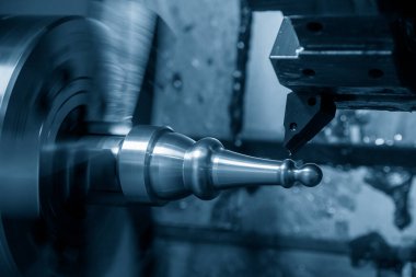 CNC torna makinesi metal şaft parçalarını kesiyor. CNC dönüşüm makinesinin yüksek teknolojili metal işlemesi .