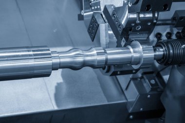 CNC torna makinesi metal şaft parçalarını kesiyor. CNC dönüşüm makinesinin yüksek teknolojili metal işlemesi .