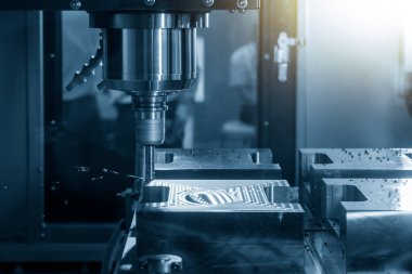 CNC değirmen makinesi, dizinlenebilir son değirmen araçlarıyla enjeksiyon küf parçalarını kesiyor. Kalıplar ve ölüm üretim süreci, son değirmen araçları ile makine merkezi tarafından.