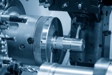 Çoklu görev torna makinesi metal şaft kısmını kesiyor. CNC Torna 'nın yüksek teknoloji otomotiv parçası üretim süreci.