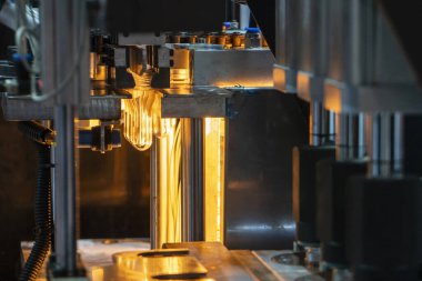 Plastik şişe üfleme makinesi operasyonu. İçme suyu şişesi üfleme makinesiyle üretim işlemi.