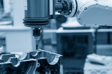 Otomotiv parçaları, robotik kolu değirmenleme işlemiyle tamamlanıyor. Robot sistemi tarafından yüksek teknoloji otomotiv parçaları üretim süreci.