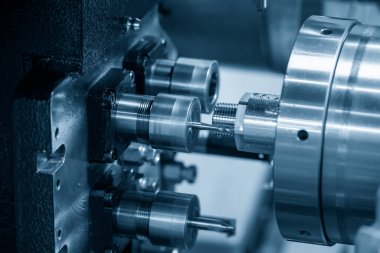 Çoklu görev CNC torna makinesi pirinç montaj parçalarını tıkırdatıyor. Çoklu görev CNC dönüşüm makinesiyle yüksek teknoloji parçaları üretim süreci.