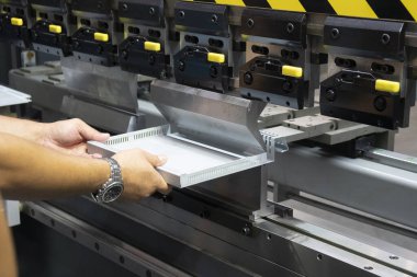 Hidrolik fren bükme makinesiyle çalışan teknisyen. Yetenek operatörünün kullandığı levha metal çalışması.