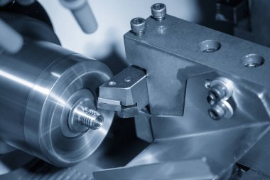 CNC torna makinesi metal çivi parçalarını kesiyor. Çoklu görev CNC dönüşüm makinesiyle yüksek teknoloji parçaları üretim süreci.
