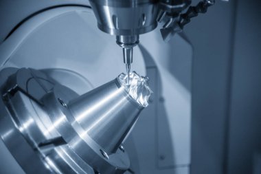 5 eksenli makine merkezi turbo şarj parçalarını sert top değirmeni ile kesiyor. Çok eksenli CNC değirmen makinesinin yüksek hassasiyetli otomotiv üretim süreci.