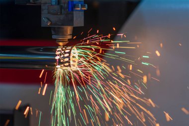 Fiber lazer kesme makinesi CNC programının paslanmaz çelik tüp kontrolünü kesiyor. Lazer kesme makinesiyle çalışan metal levha, paslanmaz çelik boru parçalarını oyuyor..