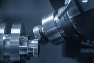 Çok eksenli CNC torna makinesi metal CAM şaftını kesiyor. CNC Torna 'nın yüksek teknoloji otomotiv parçası üretim süreci.