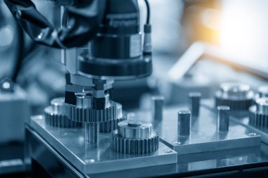 Metal parçalı robotik sistem tarafından yapılan yüksek teknoloji malzeme işleme süreci. Otomatik pnömatik robotik kol üretim hattındaki mekanik parçaları seçer. 