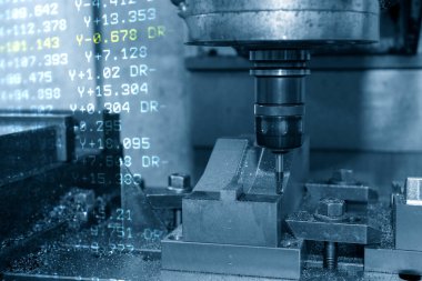 Soyut sahne CNC değirmen makinesi pul parçalarını ve G-kod veri arkaplanını kesiyor. CNC makine merkezi tarafından üretilen kalıp ve ölüm süreci.
