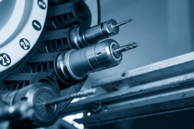 Makine merkezinin alet edevat dergisindeki indekslenebilir araç. CNC değirmen makinesindeki otomatik geçiş ücreti, ATC işletim konsepti.