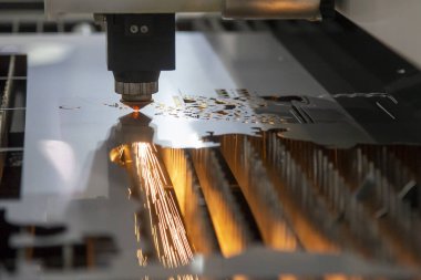 Fiber lazer kesme makinesi metal plakayı kesti. Lazer kesme makinesinin yüksek teknoloji metal üretim süreci.. 