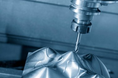 Küf ve ölüm üretim süreci CNC değirmen makinesinin top uçlu aleti ile. Kalıplar, sert top değirmeni ile makine merkeziyle kesme işlemi yapıyor.